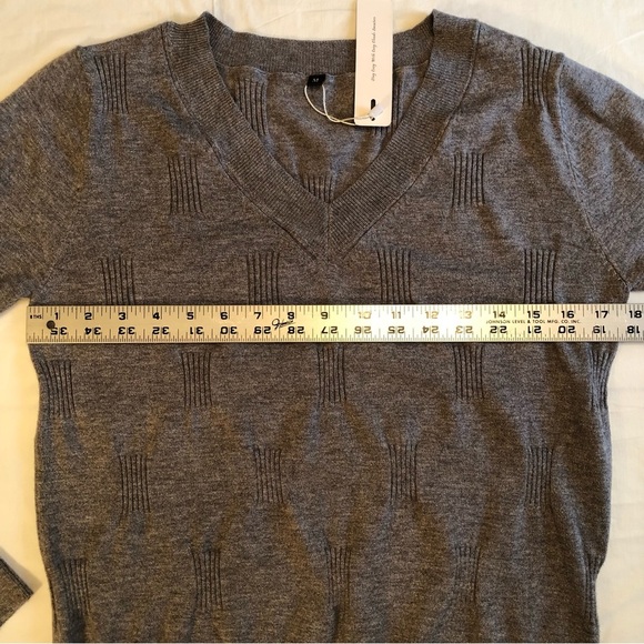 NWT Arach & Cloz Gray Lightweight V-Neck Ribbed Sweater Size M - Picture 4 of 7